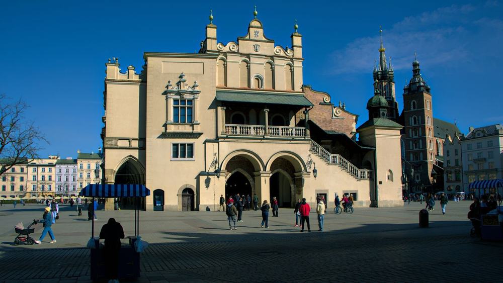Rynek Główny w Krakowie wcześnie rano, prawie pusty