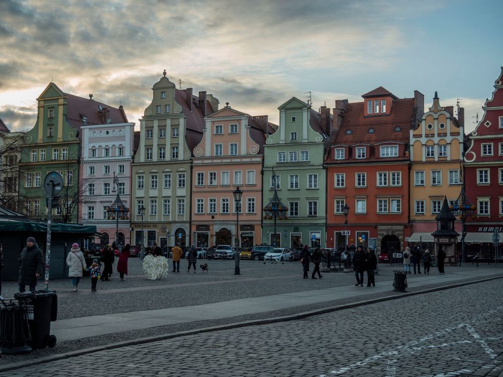 Kolorowe kamienice przy rynku we Wrocławiu w porannym świetle
