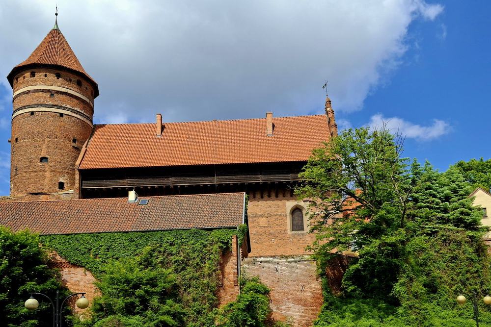 Stare miasto w Olsztynie z zamkiem nad rzeką Łyną